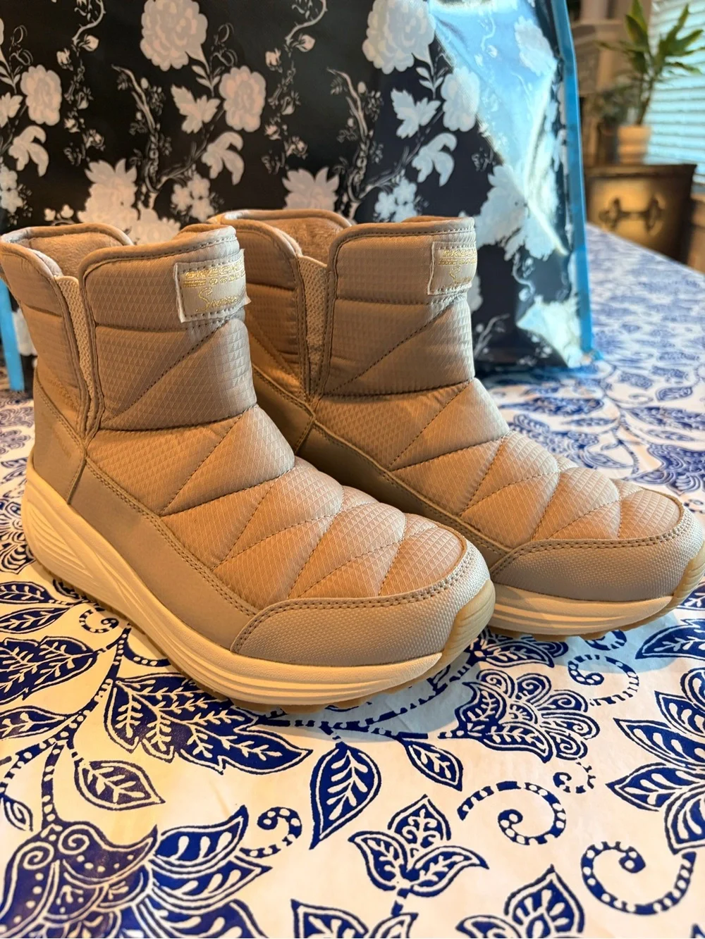 NWT Sketchers Women’s Size 7 Winter Boots